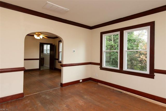 12 Peters LN, Newport News, VA 23606