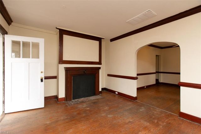 12 Peters LN, Newport News, VA 23606