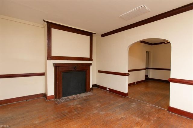 12 Peters LN, Newport News, VA 23606