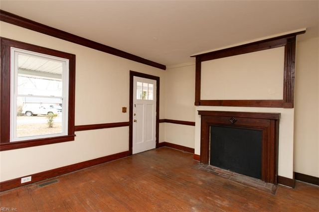 12 Peters LN, Newport News, VA 23606