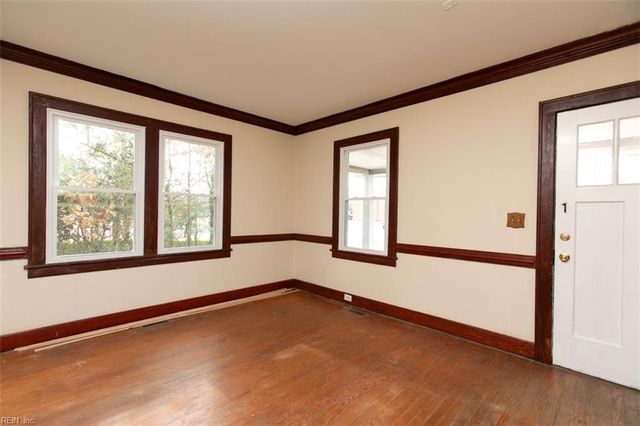 12 Peters LN, Newport News, VA 23606