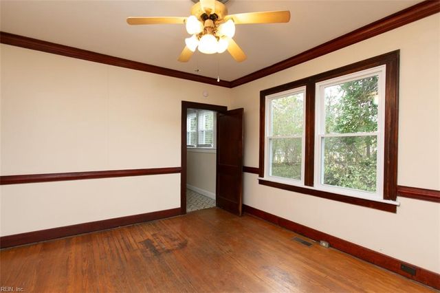 12 Peters LN, Newport News, VA 23606