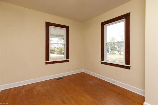 12 Peters LN, Newport News, VA 23606