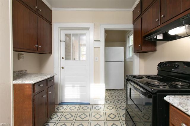 12 Peters LN, Newport News, VA 23606