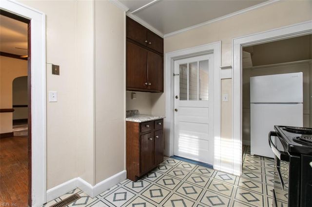 12 Peters LN, Newport News, VA 23606