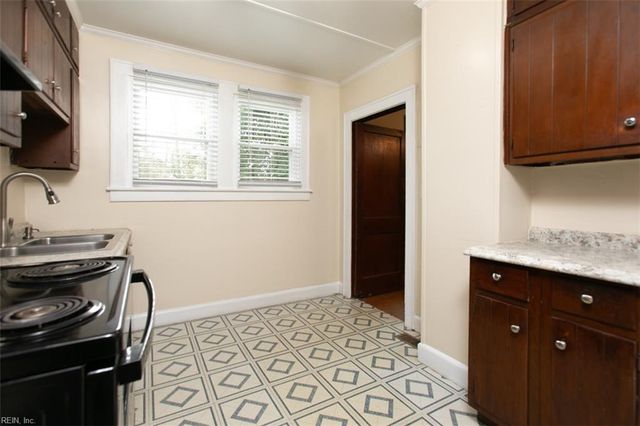 12 Peters LN, Newport News, VA 23606