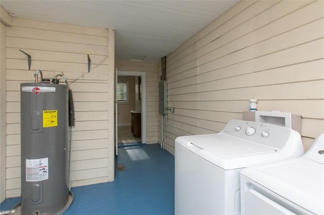 12 Peters LN, Newport News, VA 23606