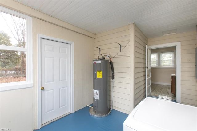 12 Peters LN, Newport News, VA 23606