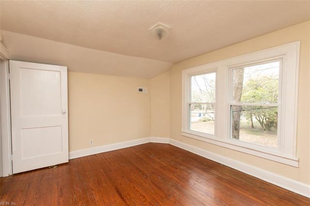 12 Peters LN, Newport News, VA 23606