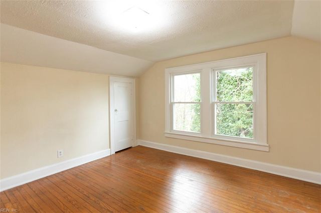 12 Peters LN, Newport News, VA 23606