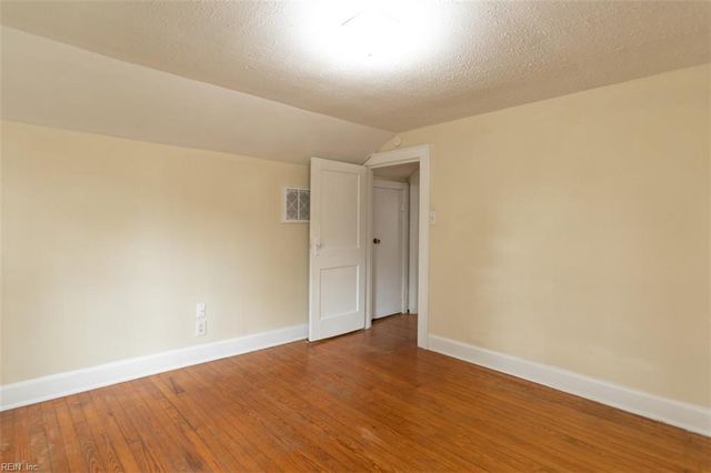 12 Peters LN, Newport News, VA 23606