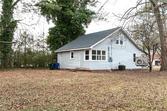 12 Peters LN, Newport News, VA 23606