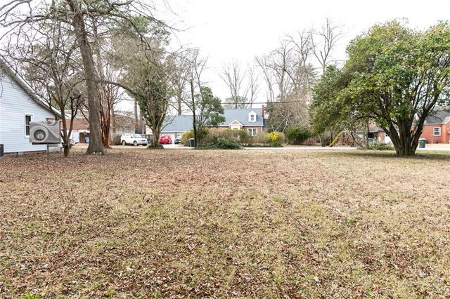 12 Peters LN, Newport News, VA 23606