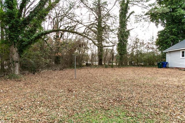 12 Peters LN, Newport News, VA 23606