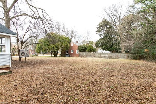 12 Peters LN, Newport News, VA 23606