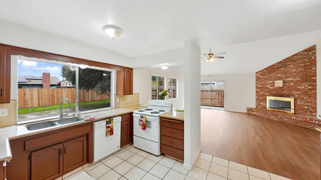 2915 S Conyer Street, Visalia, CA 93277