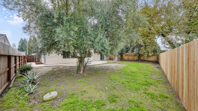 2915 S Conyer Street, Visalia, CA 93277