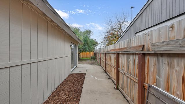 2915 S Conyer Street, Visalia, CA 93277