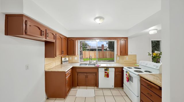 2915 S Conyer Street, Visalia, CA 93277