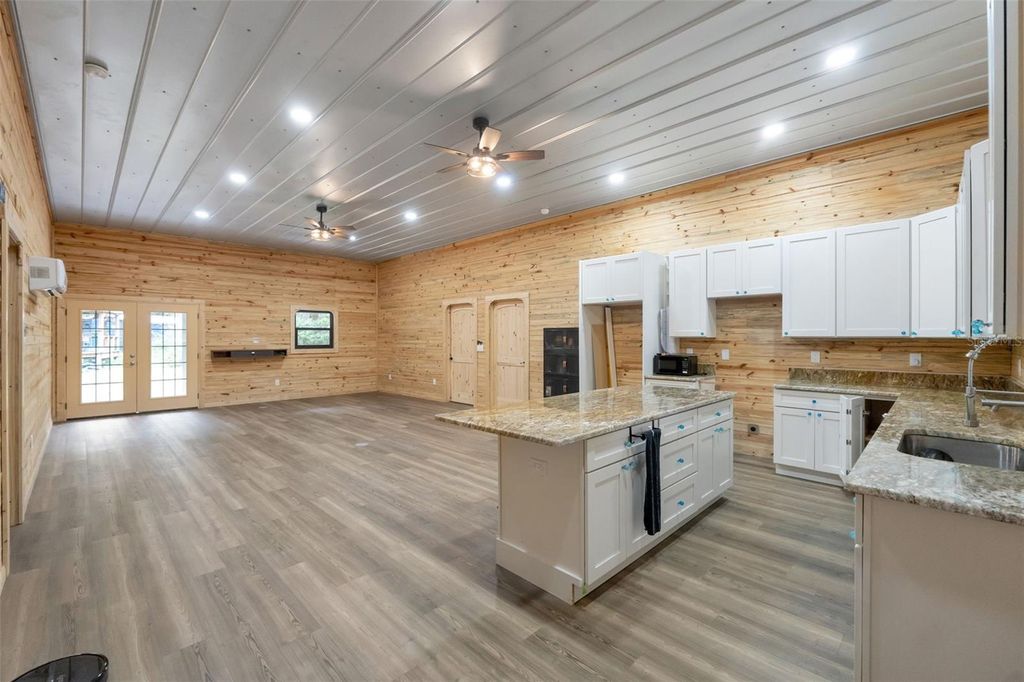 Image 11 of property listing at 2102 OLD POLK CITY ROAD, Lakeland, FL 33809