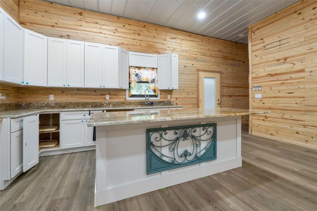 Image 12 of property listing at 2102 OLD POLK CITY ROAD, Lakeland, FL 33809