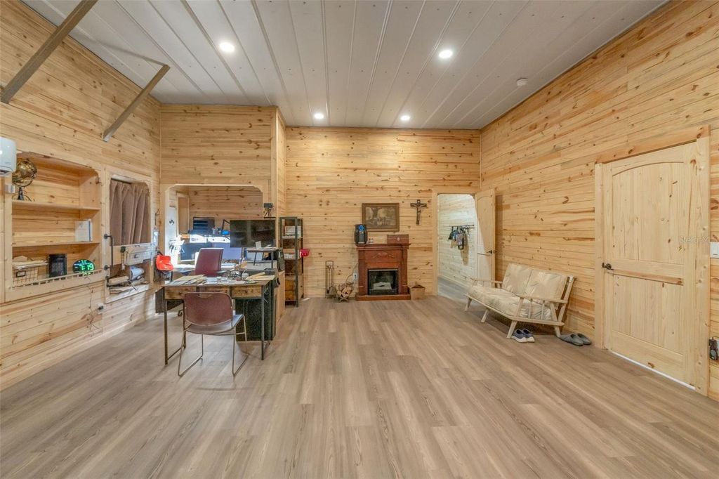 Image 26 of property listing at 2102 OLD POLK CITY ROAD, Lakeland, FL 33809