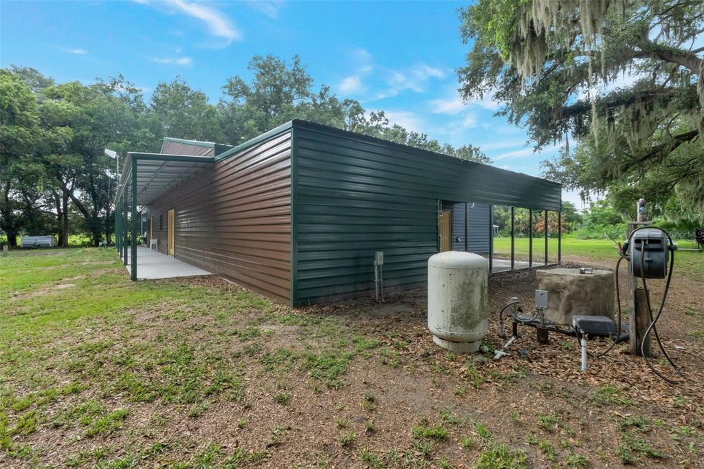 Image 7 of property listing at 2102 OLD POLK CITY ROAD, Lakeland, FL 33809