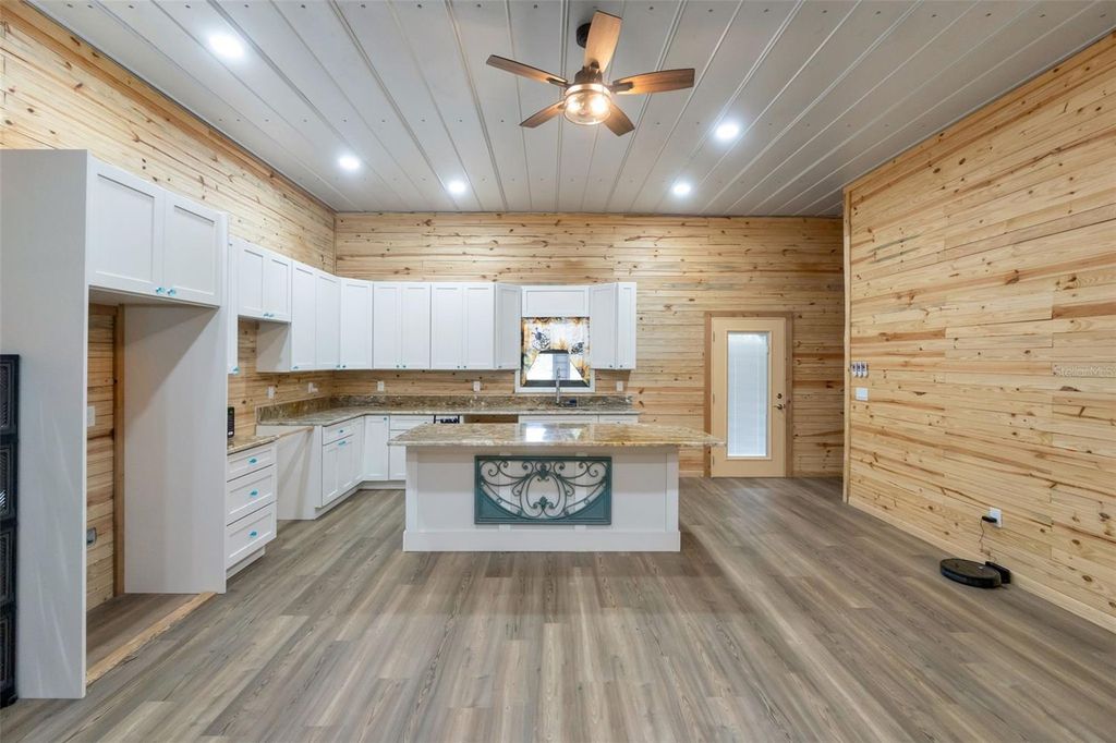 Image 10 of property listing at 2102 OLD POLK CITY ROAD, Lakeland, FL 33809