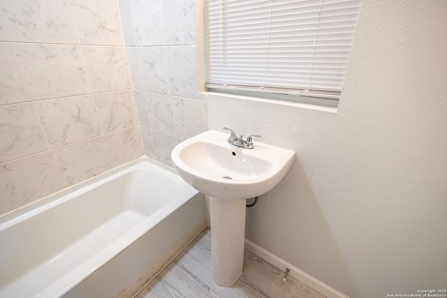 1046 Lombrano St, San Antonio, TX 78207