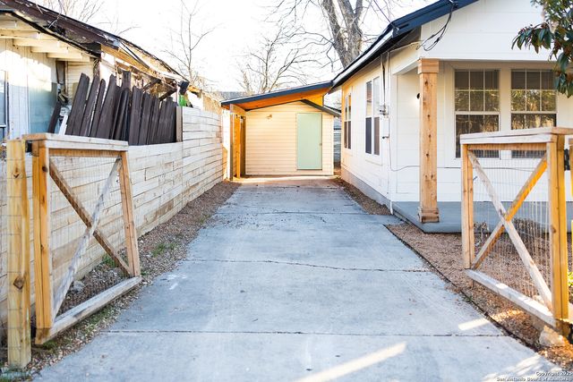 1046 Lombrano St, San Antonio, TX 78207