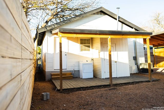 1046 Lombrano St, San Antonio, TX 78207