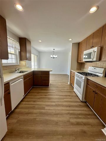 1403 Pebble Beach Path, Riverhead, NY 11901