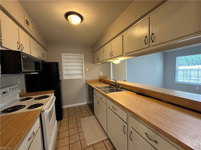 4809 Cliffony DR, Virginia Beach, VA 23464