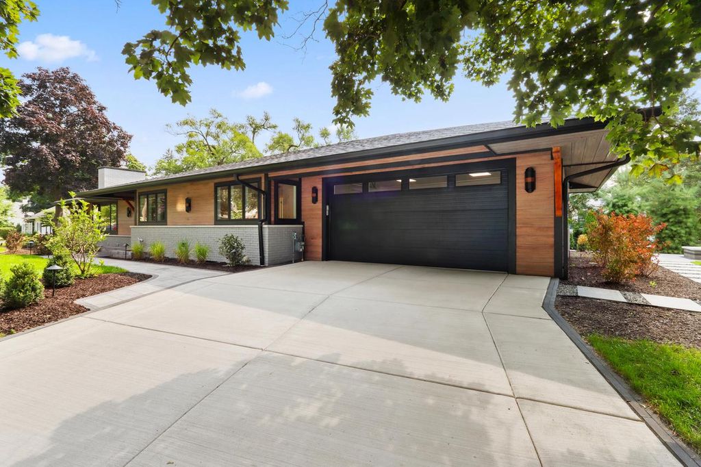 1600 Evergreen LANE, Lake Geneva, WI 53147