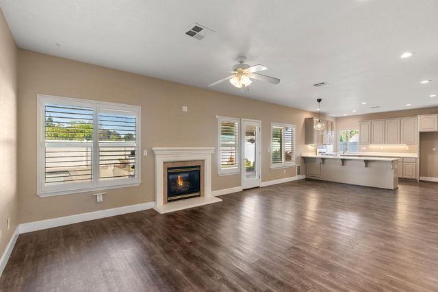 748 Valley View Dr, Oakdale, CA 95361