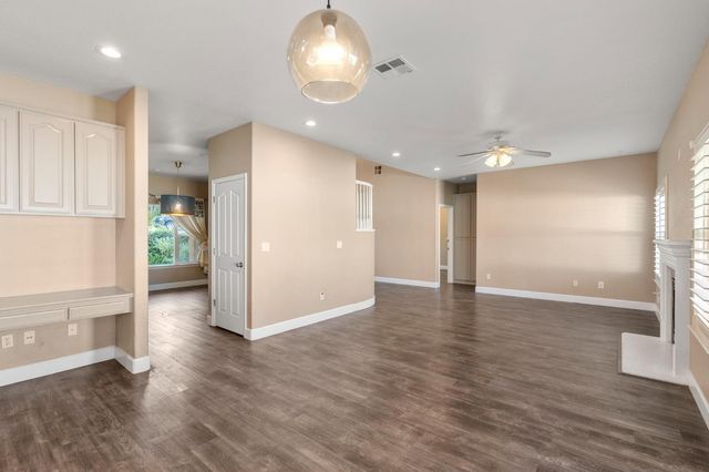 748 Valley View Dr, Oakdale, CA 95361