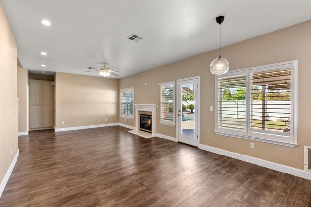 748 Valley View Dr, Oakdale, CA 95361