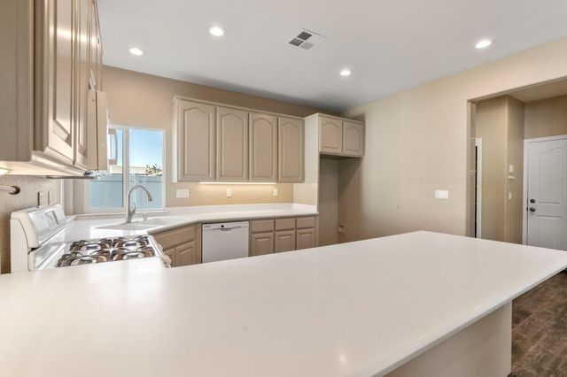 748 Valley View Dr, Oakdale, CA 95361