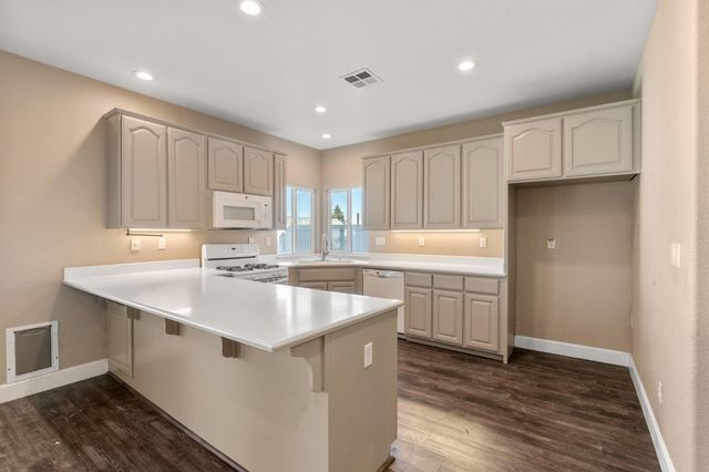 748 Valley View Dr, Oakdale, CA 95361