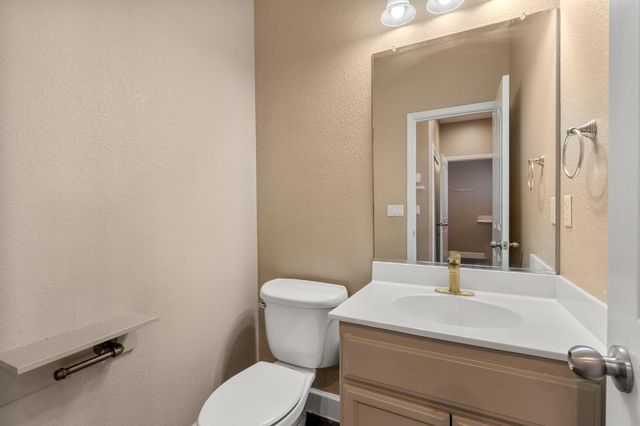 748 Valley View Dr, Oakdale, CA 95361