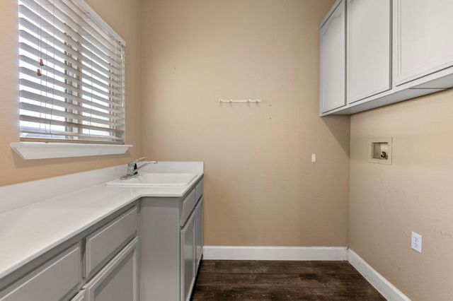 748 Valley View Dr, Oakdale, CA 95361