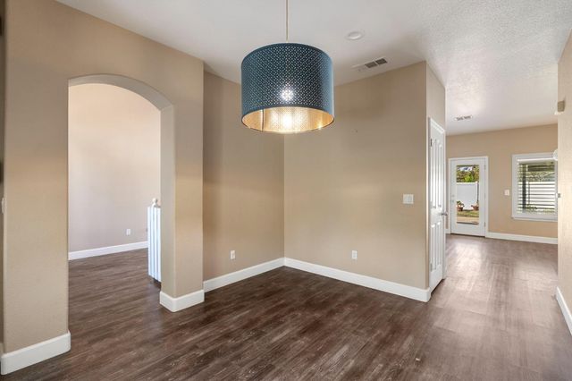 748 Valley View Dr, Oakdale, CA 95361