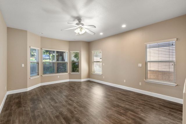 748 Valley View Dr, Oakdale, CA 95361