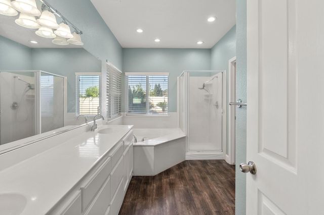 748 Valley View Dr, Oakdale, CA 95361