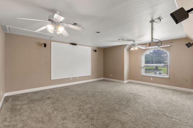 748 Valley View Dr, Oakdale, CA 95361