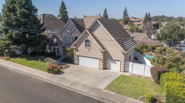 748 Valley View Dr, Oakdale, CA 95361