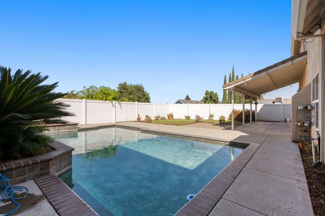 748 Valley View Dr, Oakdale, CA 95361