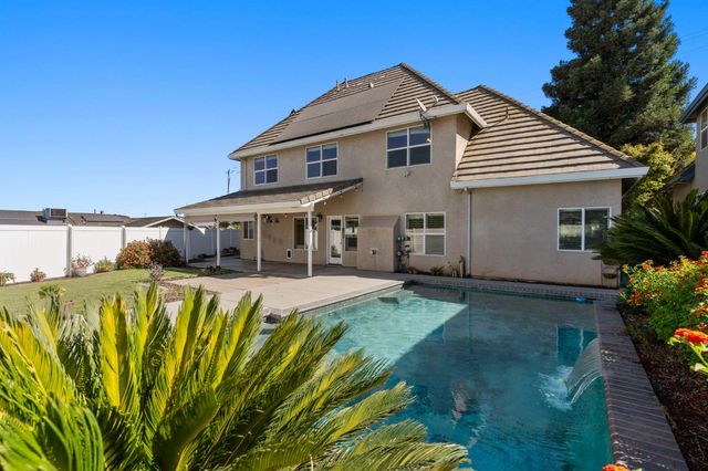 748 Valley View Dr, Oakdale, CA 95361
