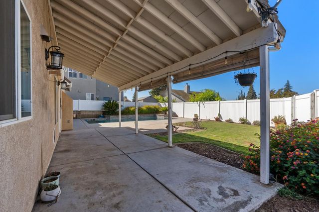 748 Valley View Dr, Oakdale, CA 95361