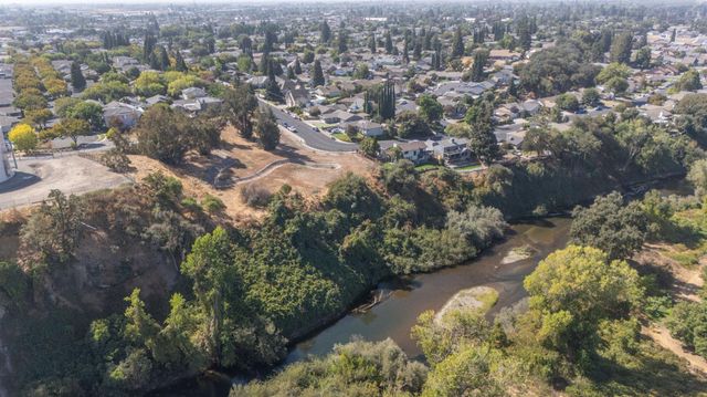 748 Valley View Dr, Oakdale, CA 95361